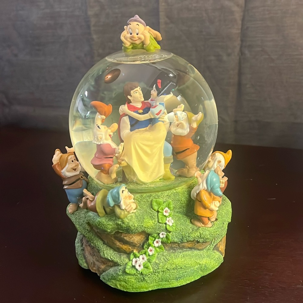 Snow White Musical Snow Globe